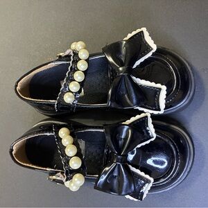 SHEIN Black Kids Dress Shoes with Bow and Pearl Accents